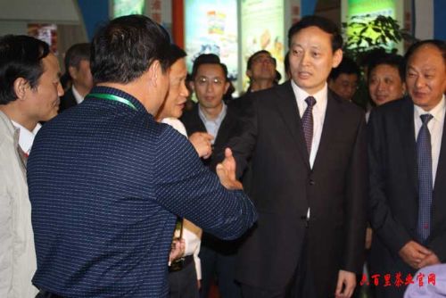 余欣榮蒞臨六百里展區(qū)視察.jpg 余欣榮蒞臨六百里展區(qū)視察.jpg