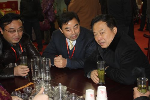 總經(jīng)理匯報參展情況.jpg 總經(jīng)理匯報參展情況.jpg